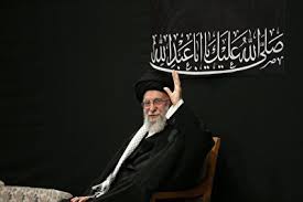 رهبر معظم انقلاب در مراسم عزاداری شب عاشورا در حسینیه امام خمینی حضور یافتند/ حضرت آیت‌الله خامنه‌ای به محمود کریمی: «ای ایران» بخوان