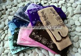 Hasil gambar untuk model kaos kaki islami