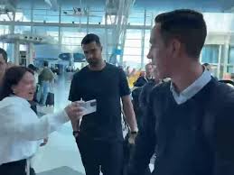 As FC Porto left for England, fans mobbed Froholdt and Diogo Costa