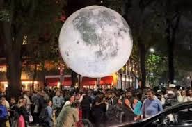 Luna en Reforma: Surge nueva ‘Lady’ por parar el tráfico en CDMX para una foto