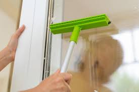 Macht Dichtungen kaputt: Der Frühjahrsputz-Fehler beim Fensterputzen, den fast alle machen