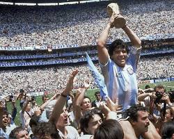 Зображення: Diego Maradona with the World Cup trophy