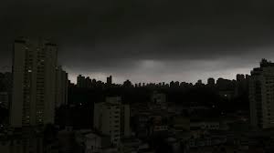Chuva forte faz SP entrar em atenção e deixa mais de 28 mil imóveis sem luz