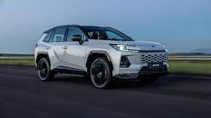 Nova versão do Toyota RAV4 roda até 61 km sem gastar gasolina; veja o preço