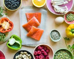 variety of whole, unprocessed foods, such as fruits, vegetables, whole grains, and lean protein