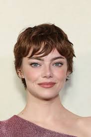 Emma Stone: De Pixie Audaz a Melena Sofisticada – La Evolución de un Icono