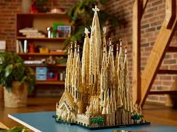 La Sagrada Familia de LEGO con más de 12.000 piezas se convierte en la construcción más grande de la historia