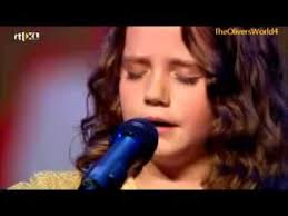 Resultado de imagem para Ilustração: Garotinha inocente