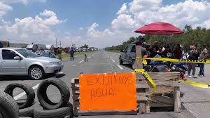 Habitantes bloquean la carretera 57 en Querétaro para exigir abasto de agua