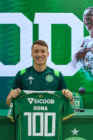 Zagueiro da Chapecoense completa 100 jogos no clube e recebe homenagem