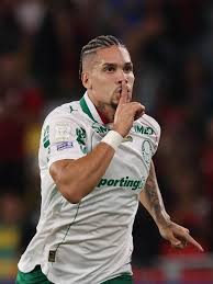 Paulinho tem lesão no tornozelo e volta a ser desfalque no Palmeiras