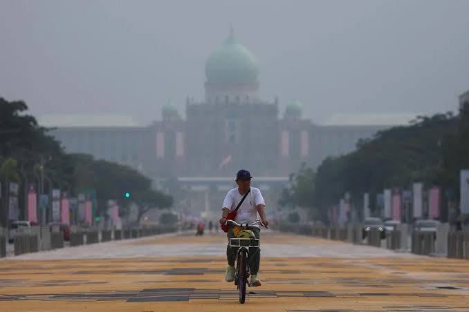 Haze crisis persists in Malaysia as 30 areas record unhealthy API levels; Sarawak's IPD Serian tops at 180, nearing 'very unhealthy' threshold