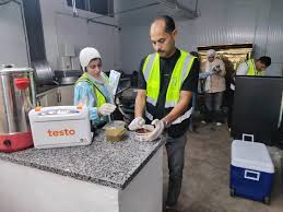 محافظة بورسعيد: تحرك رقابي عاجل والتحفظ على مطبخ مصنع ملابس إثر الاشتباه في 24 حالة تسمم غذائي | صور