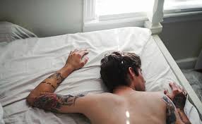 Resultado de imagem para cama homem deitado