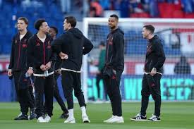 Três holandeses estavam estacionados em Paris. com Kakpo e Salah no banco.