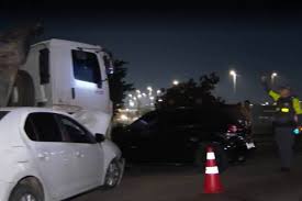 Racha entre caminhões deixa quatro feridos na zona leste de SP - 12/06/2026 - Cotidiano