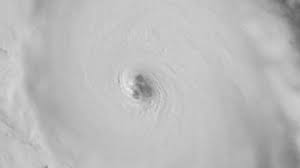 Satélite captura olho de ciclone com vento de quase 300 km/h