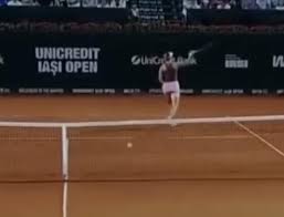 Paula Badosa estuvo a punto de ser descalificada en las semifinales de Iasi tras lanzar su raqueta a las gradas.