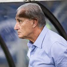 Tite, diretoria e jogadores do Cruzeiro se reúnem com torcida organizada antes de decisão do Mineiro