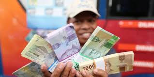 Hasil gambar untuk uang banyak di meja