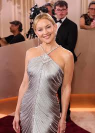 Kate Hudson vuelve a la moda con un bikini amarillo brillante en una aventura invernal en Francia