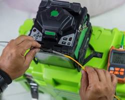 técnico instalando fibra óptica dentro de casa domicilio interior foto, generada por IA