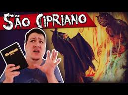 Resultado de imagem para antigo e gigante livro de sao cipriano capa preta