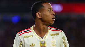 Bastidores: queda de rendimento tira Wallace Yan de relacionados do Flamengo e pode influenciar em possível venda