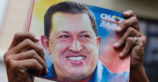 5.jan.2013 - Partidário de Hugo Chávez segura foto do presidente durante manifestação em frente à Assembleia Nacional, ... - 5jan2013---partidario-de-hugo-chavez-segura-foto-do-presidente-durante-manifestacao-em-frente-a-assembleia-nacional-em-caracas-1357411766053_956x500