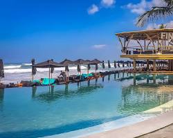 Gambar Kolam renang ikonik di Finns Beach Club, Canggu, Bali