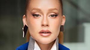 Marina Ruy Barbosa combina tons de azul em look estiloso com sobreposição