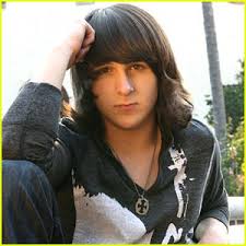 Ha due fratelli, il più grande si chiama Mason Tyler Musso di 21 anni e il più piccolo Marc thomas musso di 14 anni. Mitchel ha origini italiane. - mitchel-musso-taken