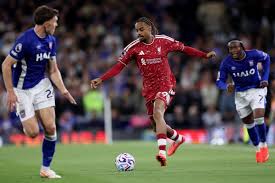 Liverpool signe sa première victoire de l'ère Iraola contre Ipswich en Premier League, Bradley Barcola fait ses grands débuts avec les Reds