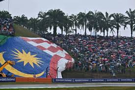 F1 Bahrain GP in Malaysia start delayed as thunderstorms hit Sepang - Yahoo Sports