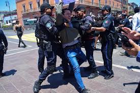 Entre protestas, 'blanquiazules' del Congreso y el gobierno estatal de Aguascalientes entregan medallas a Díaz Ayuso