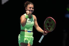 Top-ranked Sabalenka and Alcaraz advance on an opening day of records at the Australian Open
