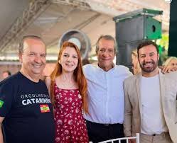 Deputados do PL discutem após Carlos Bolsonaro ser cortado de foto nas redes sociais
