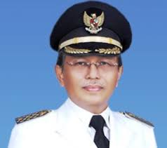 COM, JAMBI - Setelah sempat absen alias tidak berangkat ke kantor sejak Jumat (20/8/2010), akhirnya Wali Kota Jambi dr Bambang Priyanto, masuk kantor juga. - Wali-Kota-Jambi-dr-Bambang-Priyanto