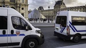 Vol au Louvre: Les Suspects Avouent! Les Bijoux Toujours Disparus?