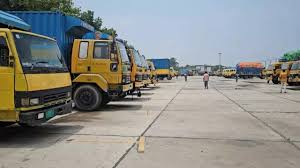 Clothes of Rs 5 crore wait at border as 36 B’desh trucks caught in ‘no man’s land’