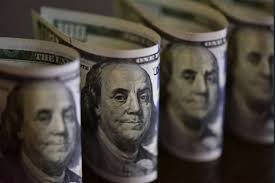 Dólar fica estável e Bolsa afunda depois de sobressalto com inflação