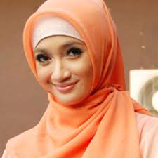 Nama asli : Pradnya Paramitha Tanggal lahir : 17 Juli 1978. Lahir di : Samarinda, Kalimantan Timur, INA Zodiac : Cancer - nia_paramitha