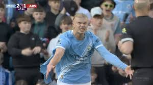 What a tense showdown! Gabriel rips Haaland’s shirt in fierce battle