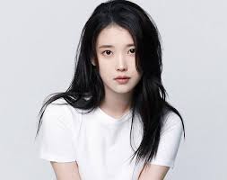 아이유, 이관개방증 악화로 컴백 연기…“콘서트는 무리, 2027년 초 복귀”