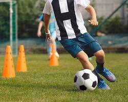 Gambar teknik menggiring bola sepak bola