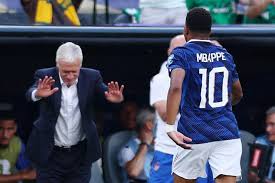 Quand Didier Deschamps s'incline devant Kylian Mbappé au moment de sa sortie après son doublé avec la France contre la Suède à la Coupe du monde 2026