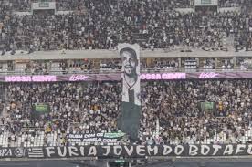 Torcida do Botafogo rasga bandeira em protesto contra Marlon Freitas
