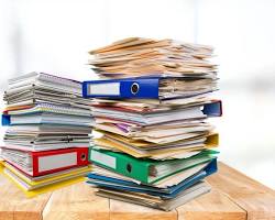 Immagine di Edifici pubblici e pile di documenti