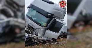 Colisão frontal entre carro e carreta deixa cinco mortos em SC