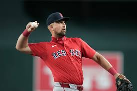 Red Sox veteran first baseman who team cut in November signs with Reds (report)